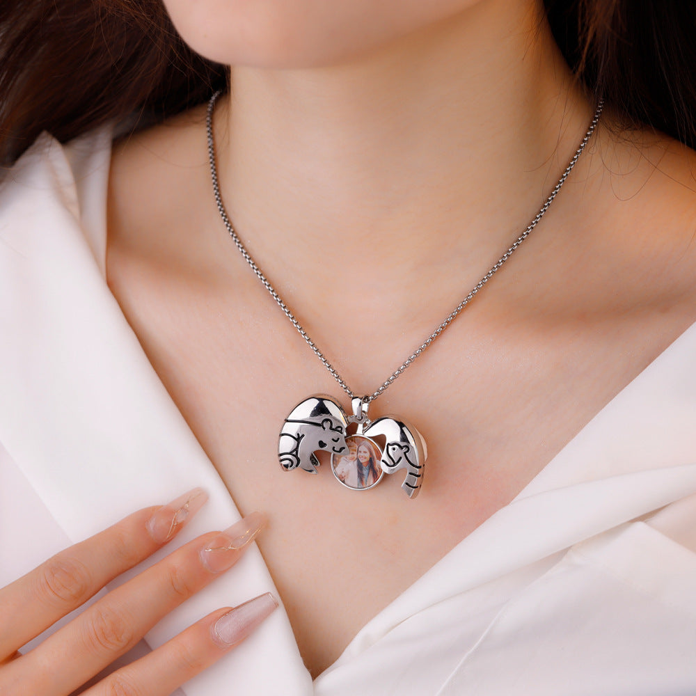 Independent station new bear hug opening and closing necklace ins wind to send mom girlfriend peach heart color print photo necklace gift