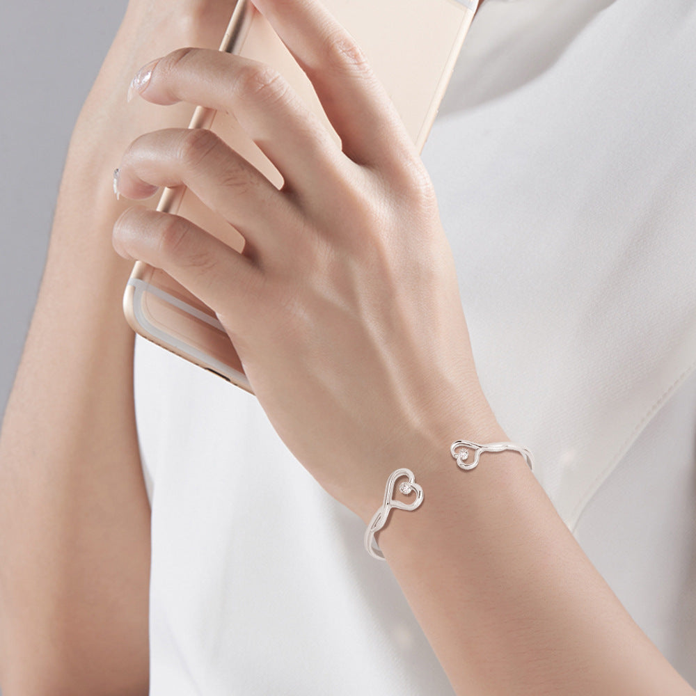 European and American bracelets with simple engravings and diamonds on both ends, hollow peach heart open bracelets that do not fade, bracelets for women, hand jewelry