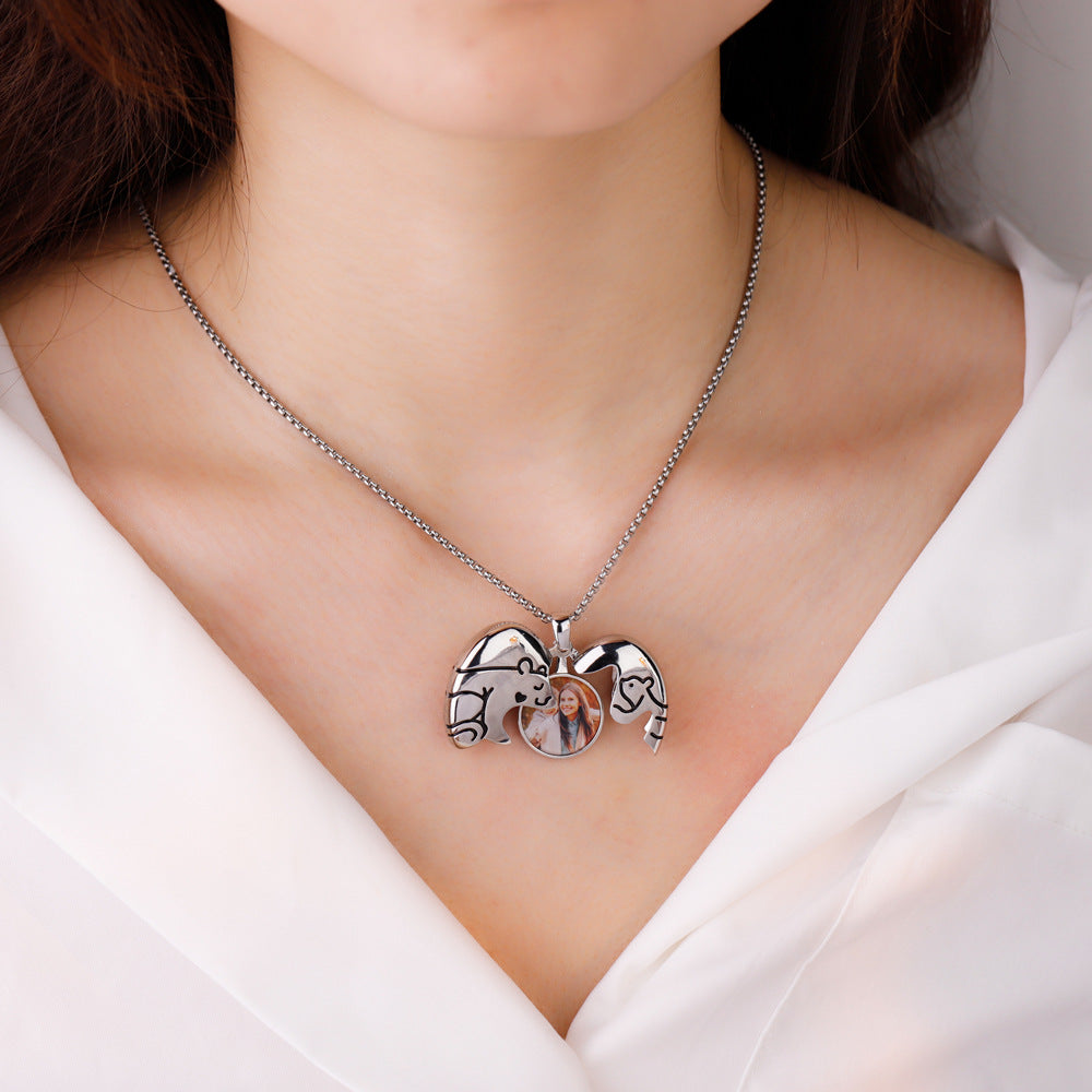 Independent station new bear hug opening and closing necklace ins wind to send mom girlfriend peach heart color print photo necklace gift